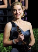 Kate Winslet celebra su Oscar como mejor actriz por "The Reader"